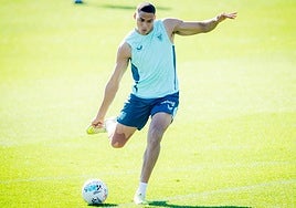 Maroan remata en un entrenamiento en Lezama.,