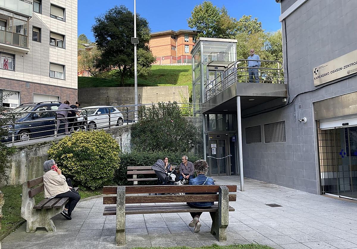 Ambulatorio de El Kalero y cuesta de Particular de Asturias.