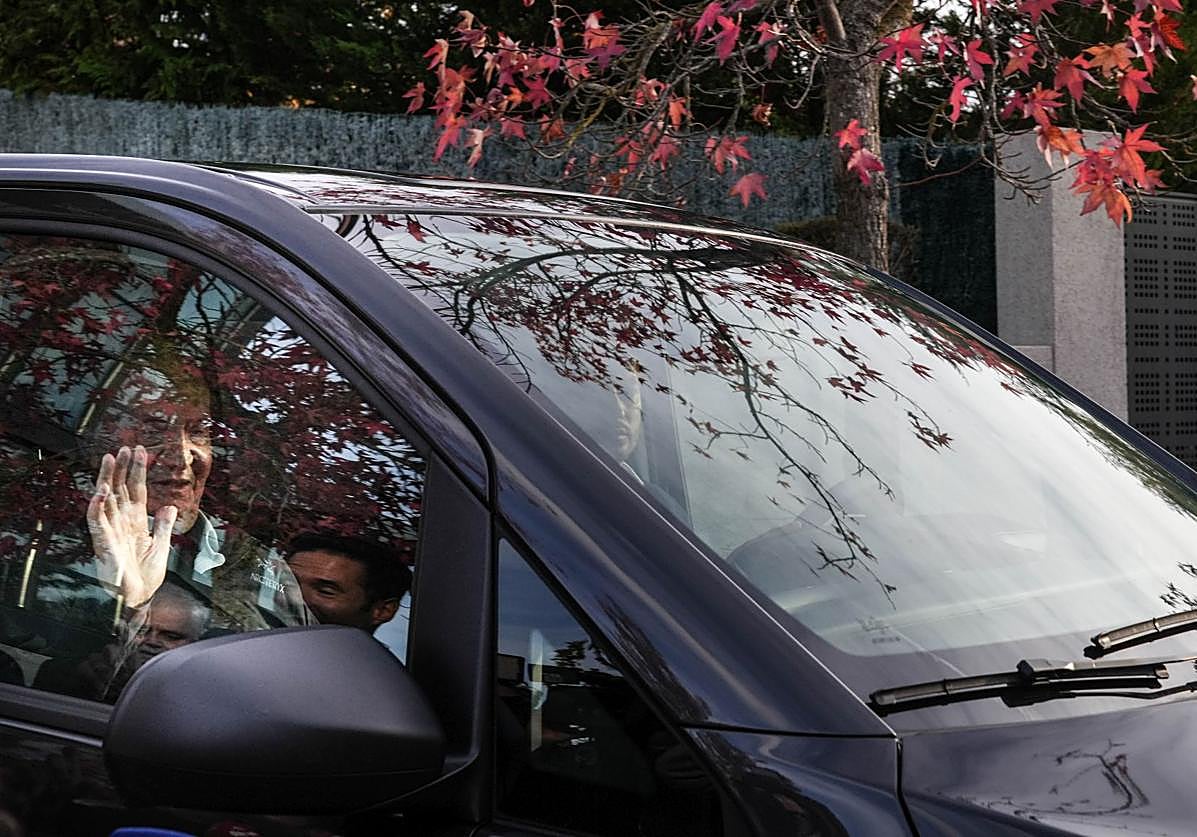 Juan Carlos de Borbón saluda a la salida de la clínica de Eduardo Anitua.