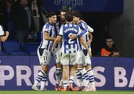 Los jugadores de la Real celebran un gol frente al Sevilla.