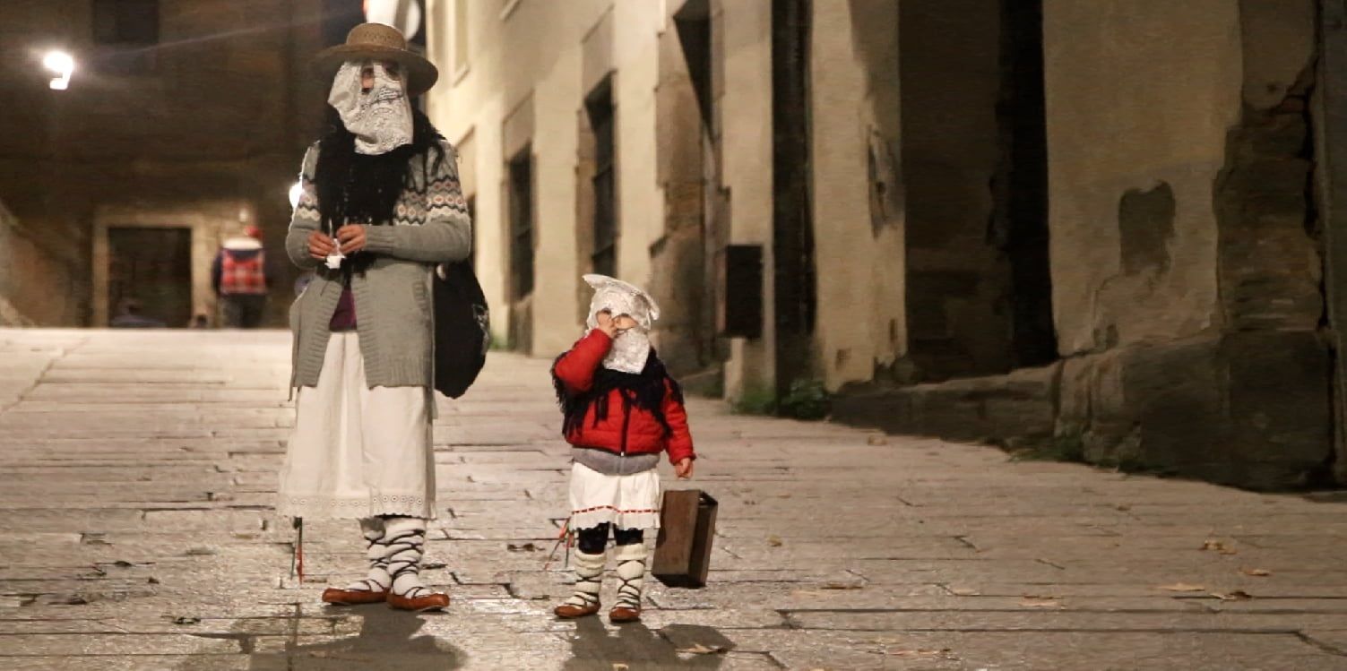 Madre e hijo durante la 'Gau Beltza'.