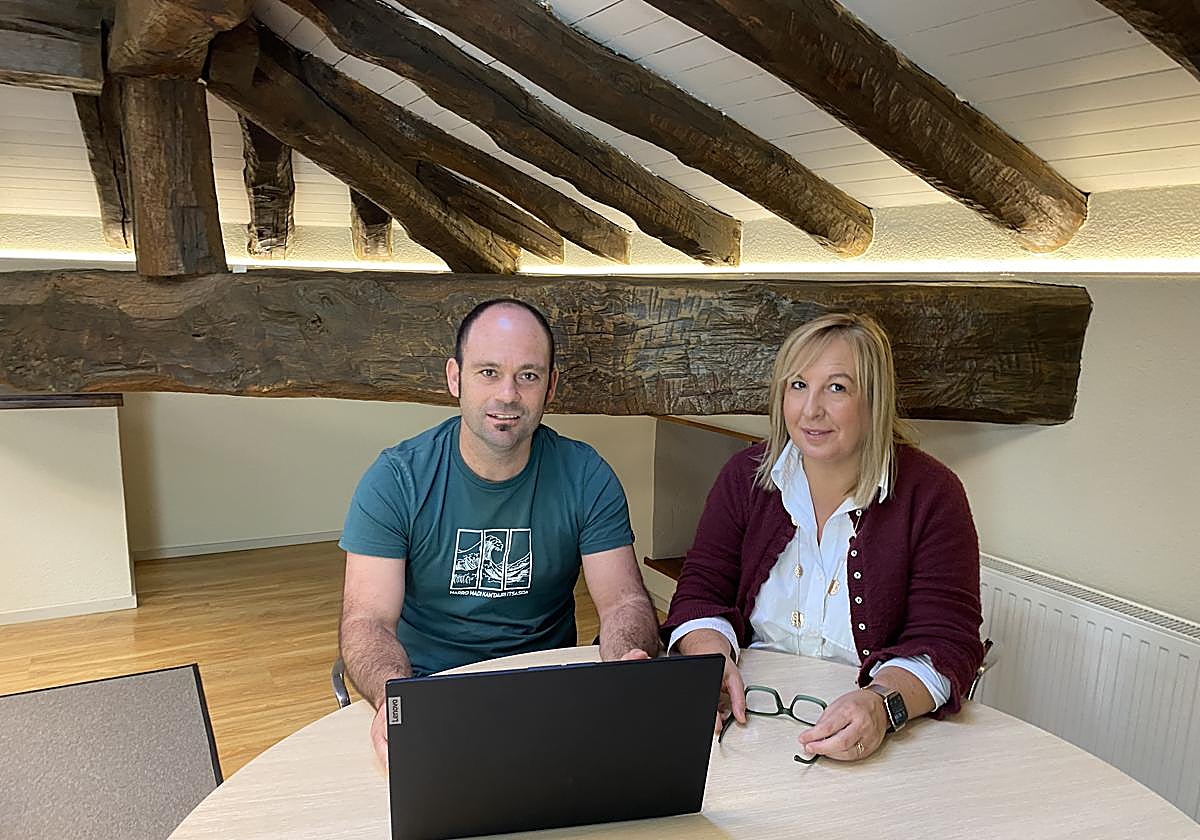 El alcalde, Mikel Urrutia, junto a la teniente de alcalde, Edurne Maguregi, durante la valoración.