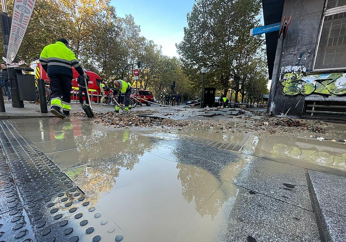 El reventón de una tubería en Vitoria provoca balsas junto a la plaza de la Constitución