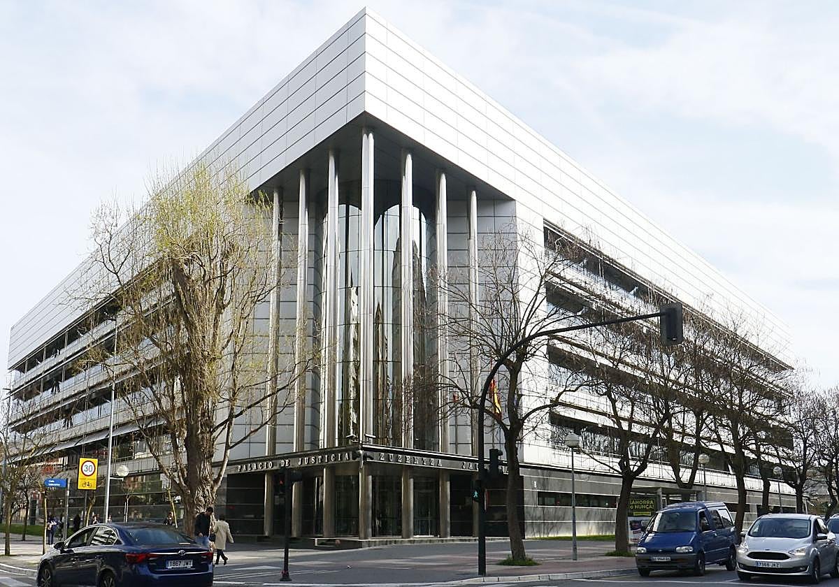 Fachada principal del Palacio de Justicia de Vitoria.