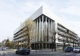 Fachada principal del Palacio de Justicia de Vitoria.