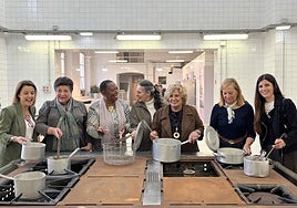 Las ponentes Rosa Tovar y Elizabeth Mpofu, con algunas de las cocineras asturianas que asistieron al encuentro.