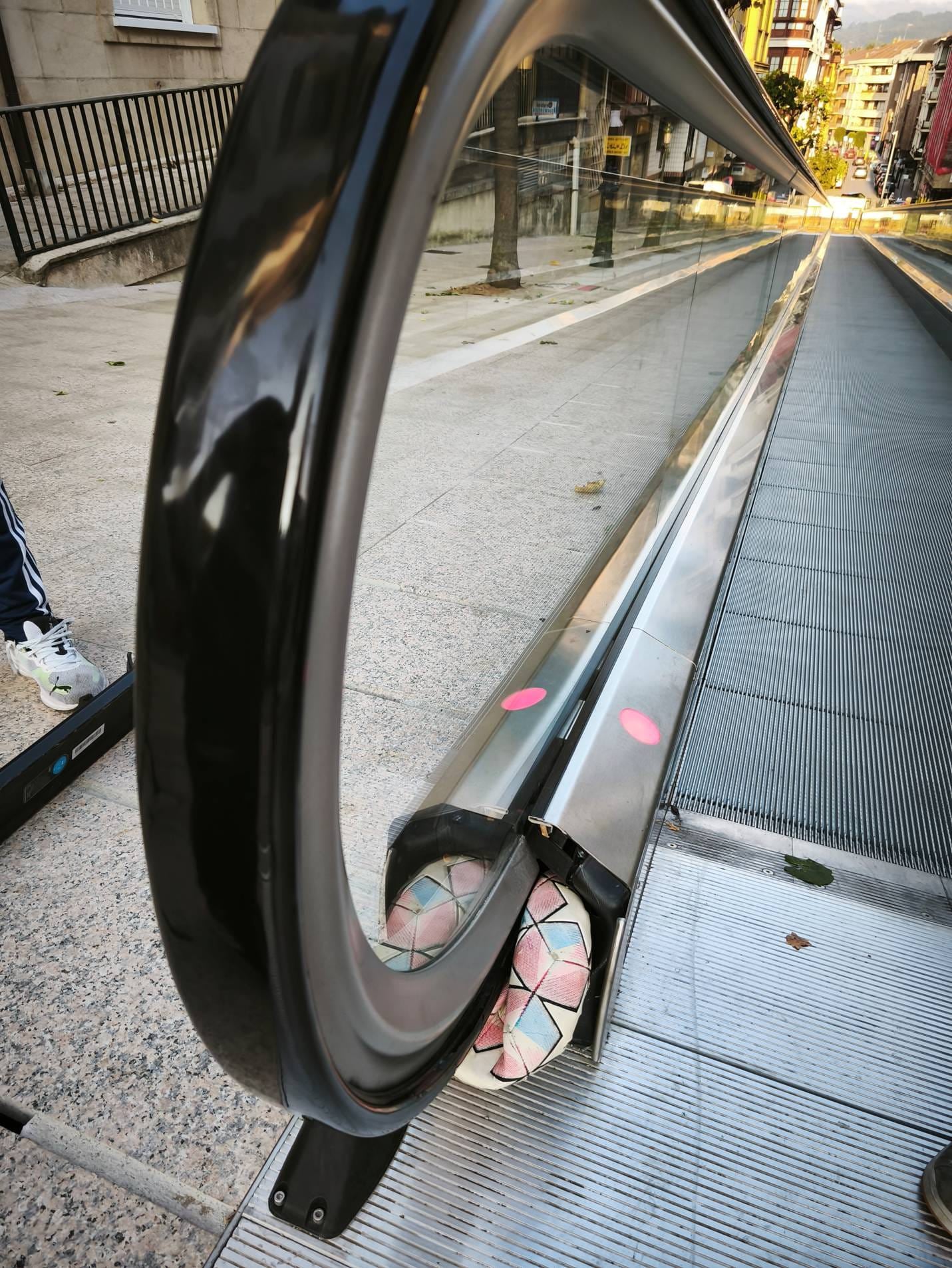 La rampa mecánica de la calle San Juan quedó inutilizada con un balón.