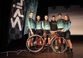 Beñat Fernández, Ibai Sasigain, Arkaitz Suso, Raúl López y Mirari Gotxi posan junto a Aitor Chico durante la presentación