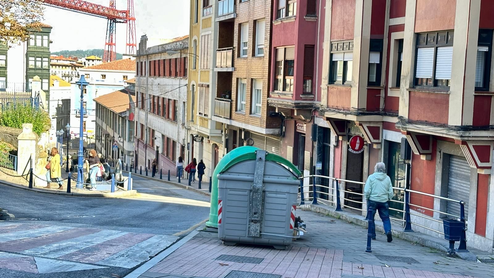 La villa jarrillera cuenta con varias zonas con recogida neumática y también contenedores tradicionales.