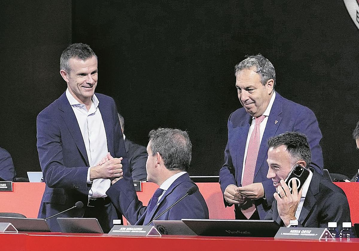 Jon Uriarte y sus directivos, en la asamblea en el Palacio Euskalduna.