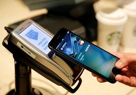 Un usuario de iPhone paga con su teléfono.
