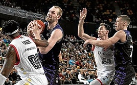 Tryggvi Hlinason busca canasta ante la defensa del jugador del Andorra Morris Udeze.