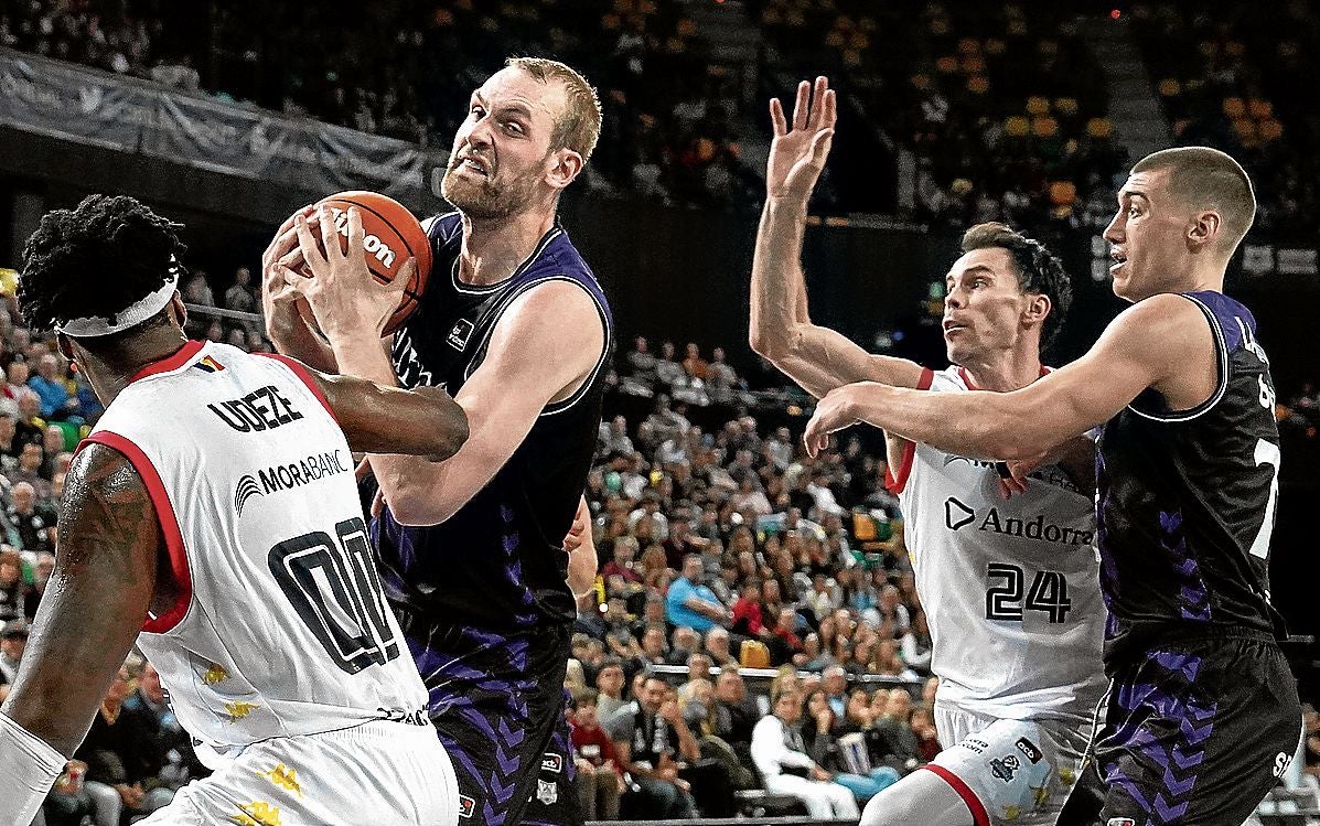 Tryggvi Hlinason busca canasta ante la defensa del jugador del Andorra Morris Udeze.