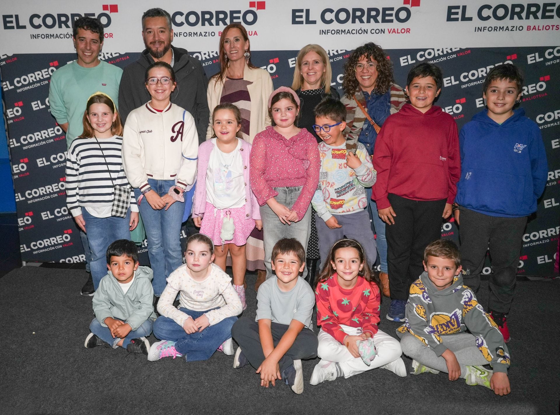Aritz Campos, Jorge Núñez, Beatriz Marañón, Esther Quintana y Marta del Pino, con los niños Noa, Ane, Valhalla, Aitana, Paul, Markel, Iker, Bruno, Salomé, Luken, Nora y Eder.