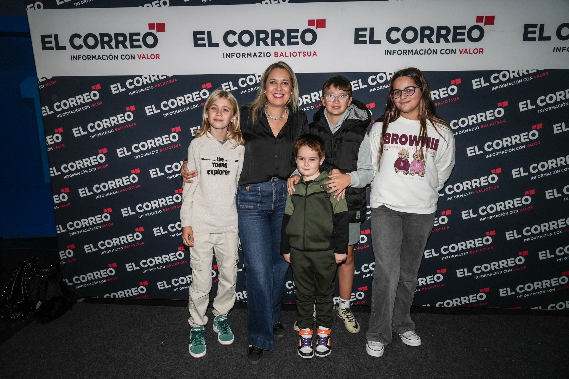Iker Sarabia, Marisa Medina y Eric Mendoza, con Iker y Ane Aizpeolea.