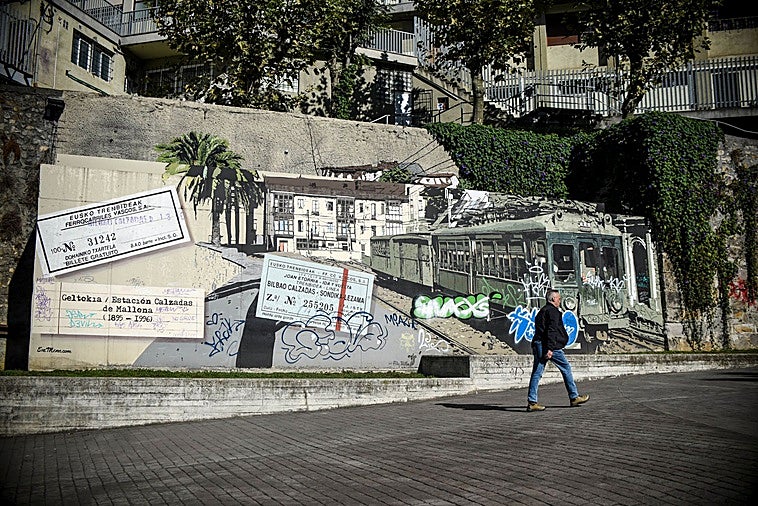 Mural 'Tren', de la muralista bilbaína Eva Mena, en la calle Prim.