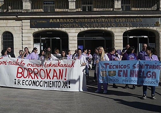 Técnicos sanitarios concentrados este jueves en la entrada del hospital de Santiago.