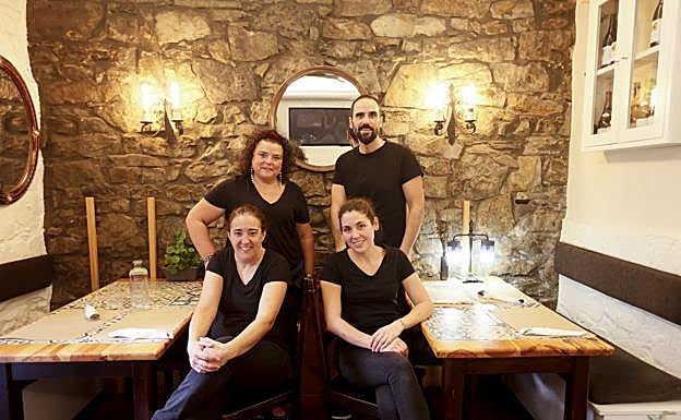 Izaskun y Mario con Ixone Latorre y Deiene Álvarez conforman la plantilla de Grand Prix. Los hermanos lo mismo atienden la cocina que sirven las comandas o presentan y abren botellas de la magnífica bodega.
