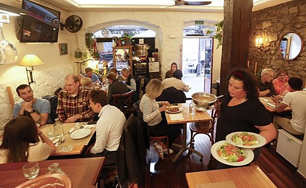 Zafarrancho de combate. Cada mediodía, Grand Prix se llena; no se reserva y los clientes (de gremios, ejecutivos, profesionales y turistas) deben esperar su turno. Doblan y triplican mesas a diario.