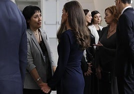 La Reina Letizia no dudó en saltarse el protocolo y abrazar o coger de las manos a las víctimas.