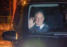 Juan Carlos I, a su llegada a la clínica de Eduardo Anitua y Mikel Sánchez, en Vitoria.