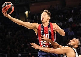 Spagnolo realiza una bandeja ante la oposición de un defensa del Dubái.