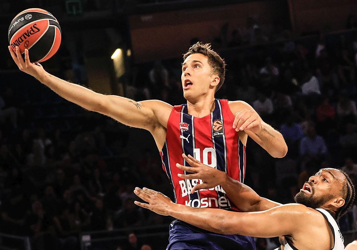 Spagnolo realiza una bandeja ante la oposición de un defensa del Dubái.