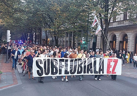 Participantes en una manifestación celebrada en Bilbao en contra de la construcción del subfluvial.