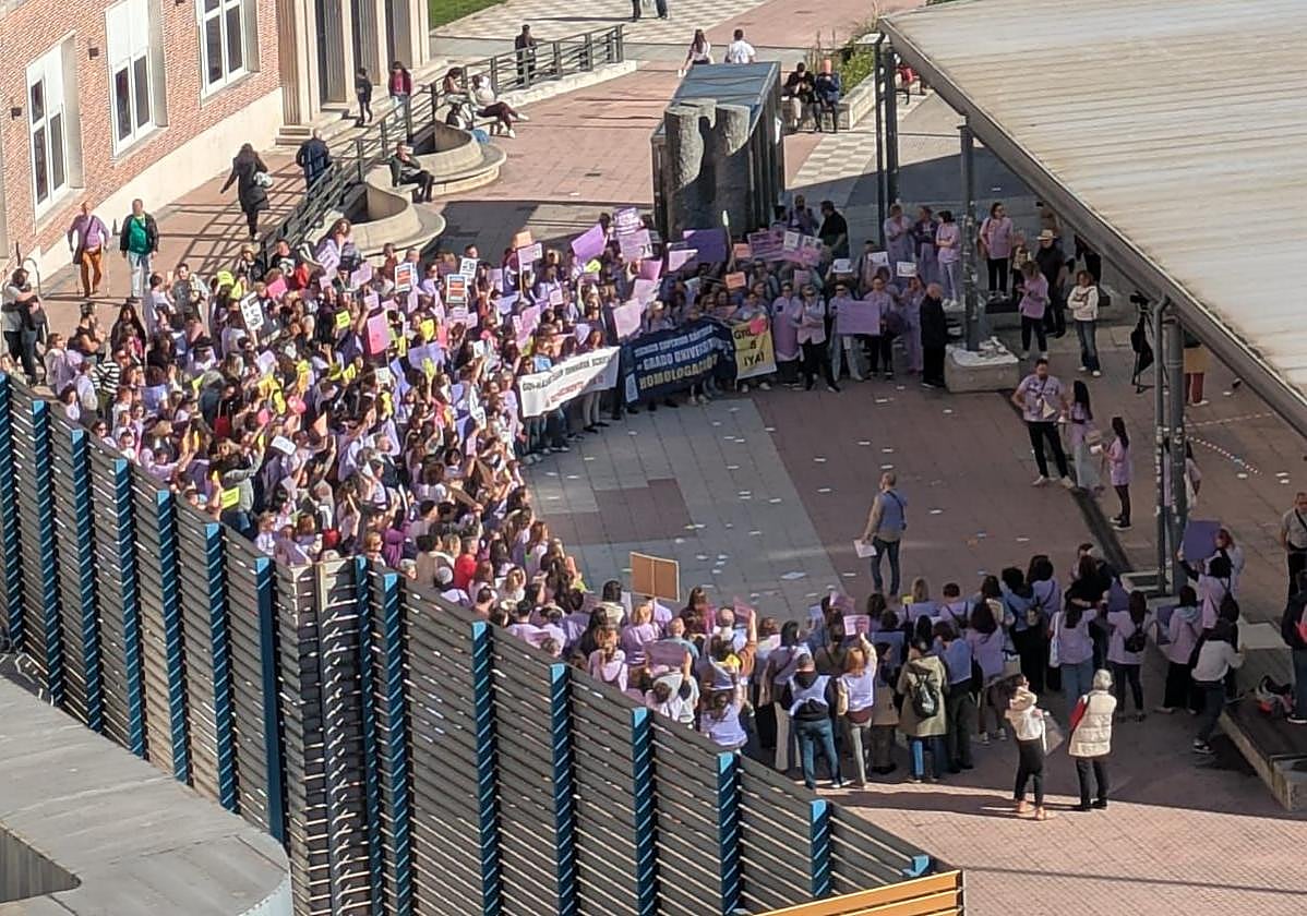 Técnicos sanitarios concentrados este jueves en la entrada del hospital de Cruces.