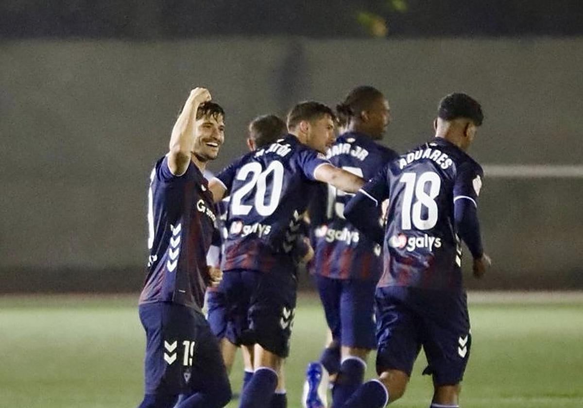 Toni Villa levanta el puño para festejar el gol que marcó al trabsformar el segundo de los dos penaltis que forzó el murciano