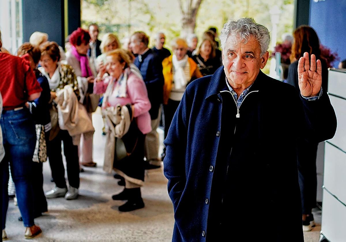 Atxaga, a su llegada al Bellas Artes.