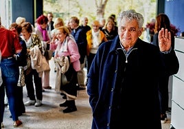 Atxaga, a su llegada al Bellas Artes.