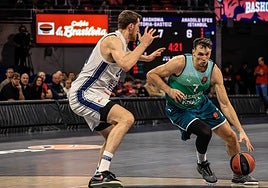 Kurucs trata de superar a un rival.