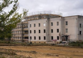 Continúan las obras para construir un centro de refugiados de la antigua clínica Arana de Vitoria.