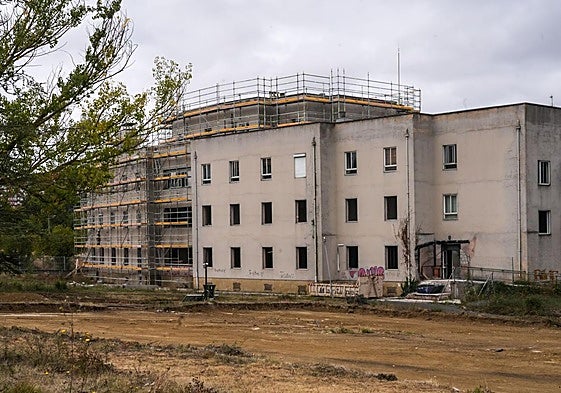 Continúan las obras para construir un centro de refugiados de la antigua clínica Arana de Vitoria.