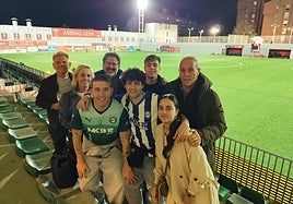 La familia de Carlos Ballestero viajó desde Oviedo hasta Getxo para vivir su debut.