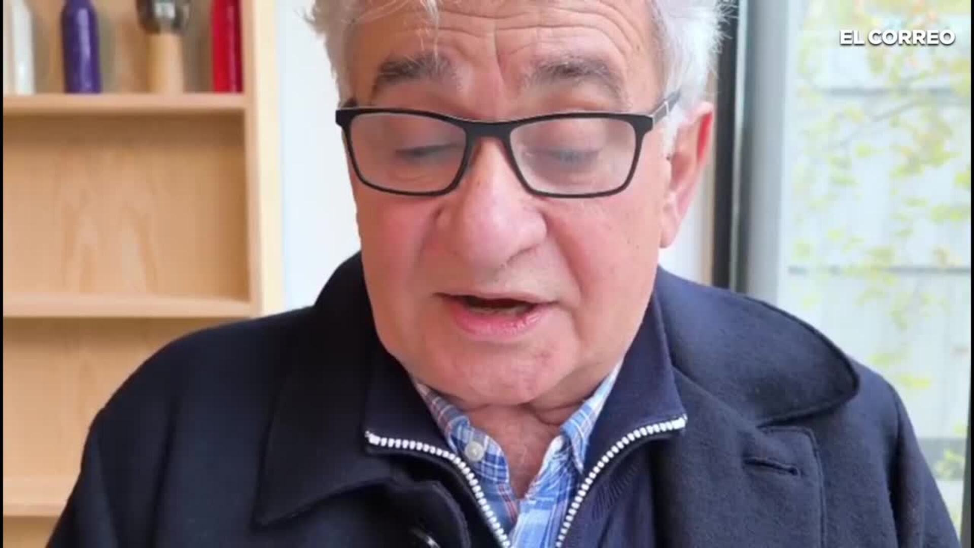 Bernardo Atxaga lee un fragmento de su nueva novela 'Enarak'