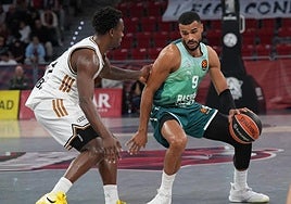 Cabarrot bota el balón ante McKinley Wright en el partido del martes contra el Dubái en el Buesa Arena.
