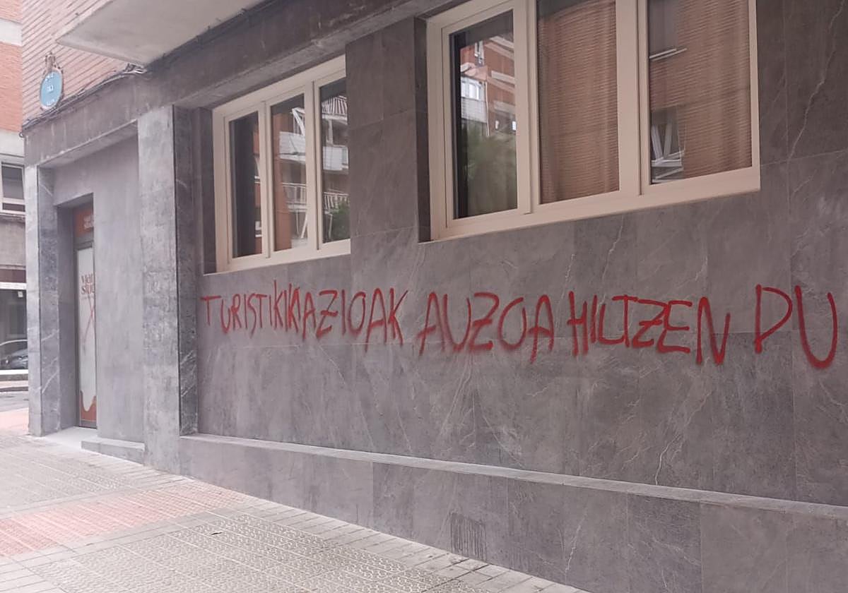 Pintadas contra unos apartamentos turísticos en Santutxu