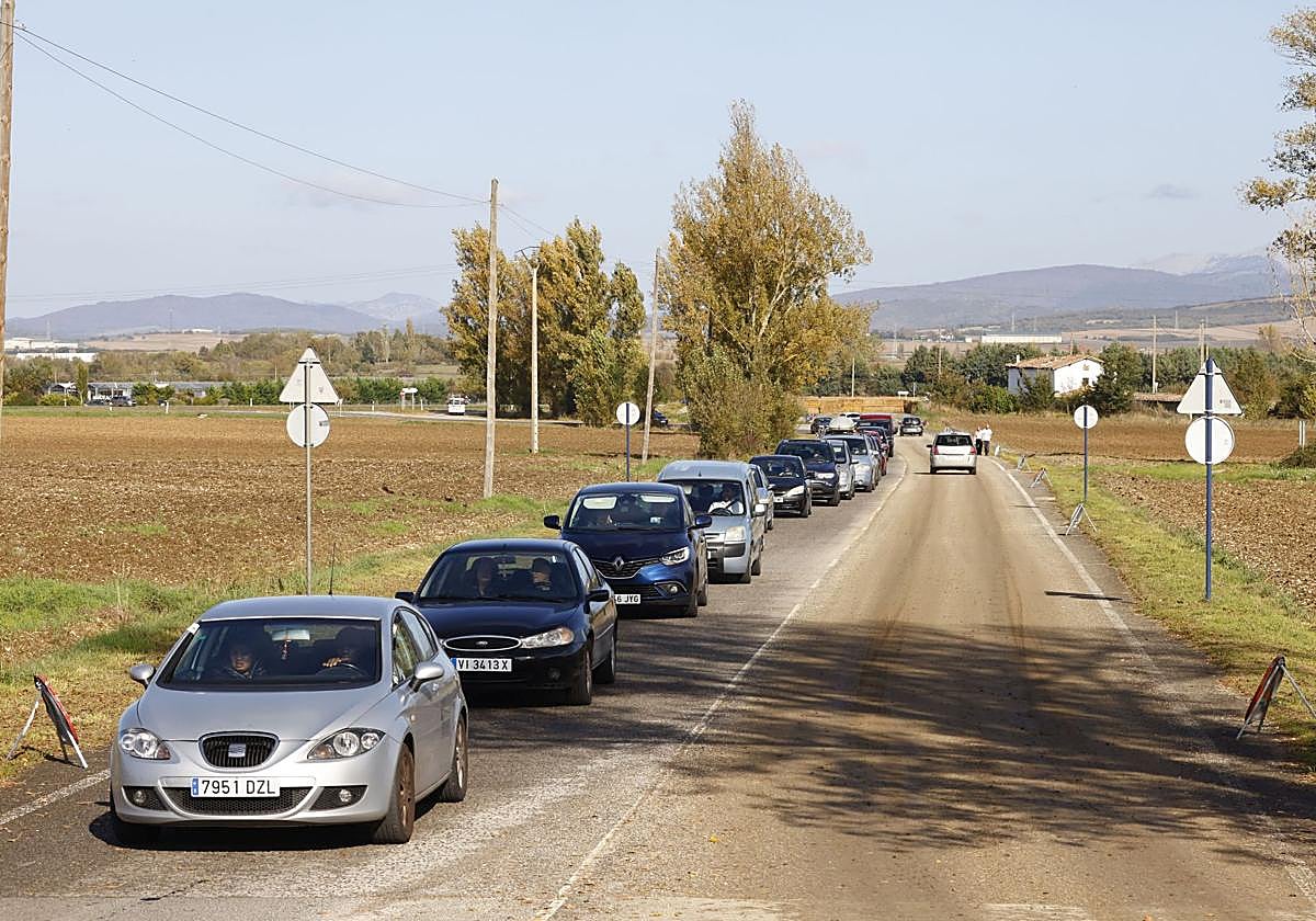 Coches en el entorno del cementerio de El Salvador en el Día de Todos los Santos de 2024.