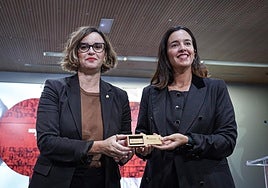 La diputada general y la de Hacienda durante la presentación de los Presupuestos para 2026.