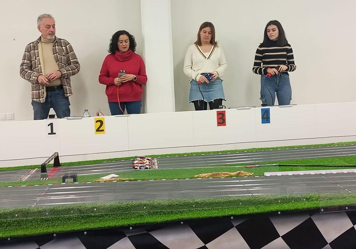 Ignacio Caballero, Marisol Fernández y sus hijas, Izortze y Alexia.