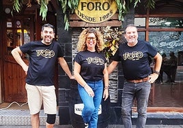 Aitor Resa e Iñaki, los dos hermanos al frente del negocio, junto a Mónica, la mujer de este último, encargada de la cocina.