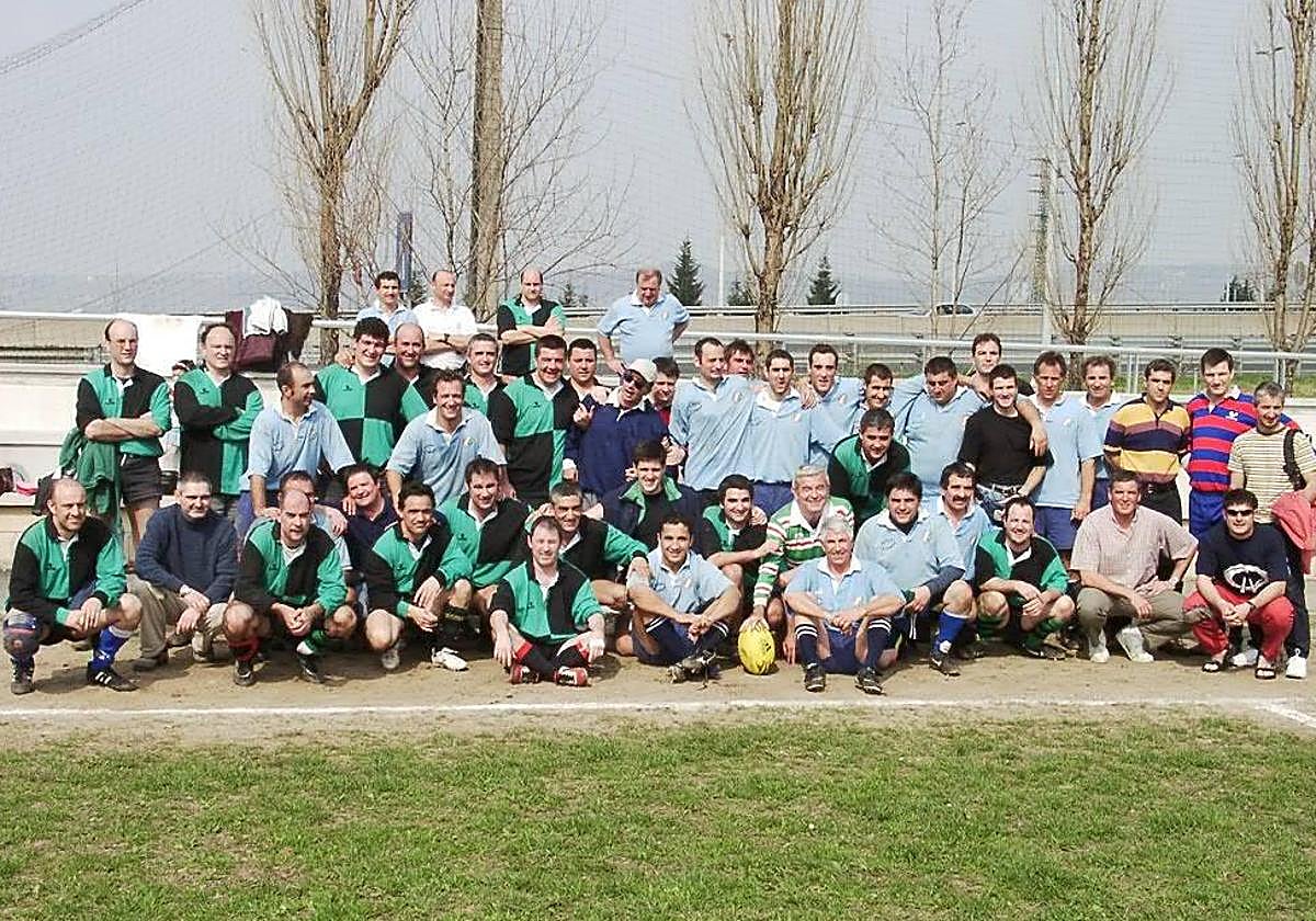 Cando, en el medio de la imagen con una gorra blanca, junto al resto de sus amigos.