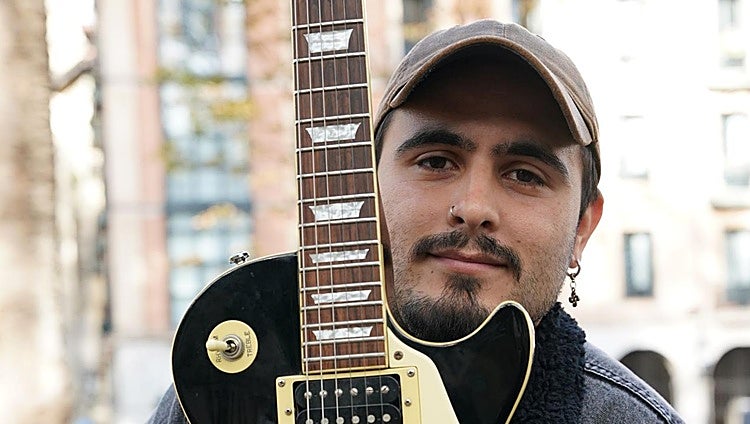 Leo, el músico argentino que conquista las calles de Bilbao cantando también en euskera