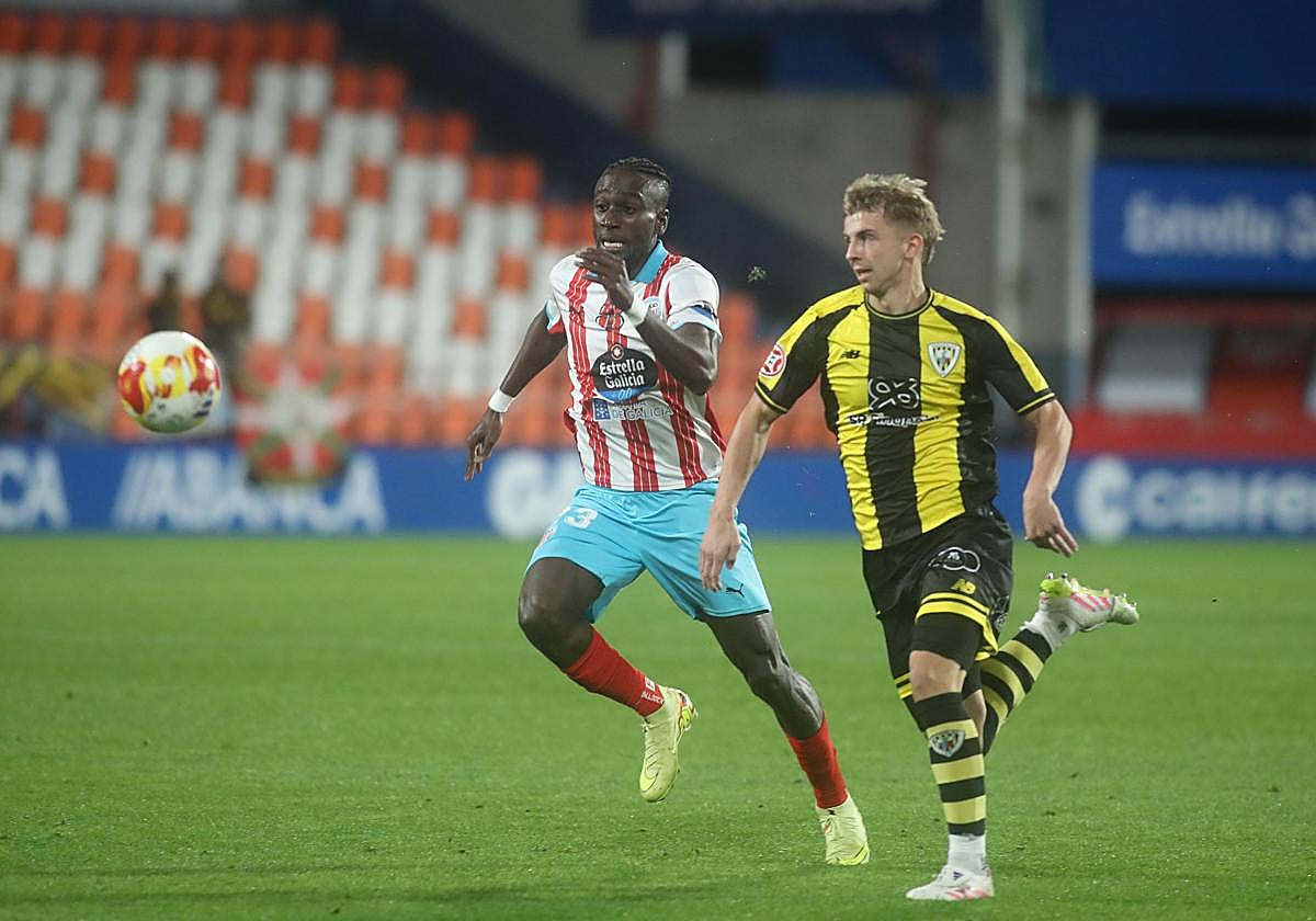 Beñat de Jesús y Lago Junior persiguen un balón a la carrera.