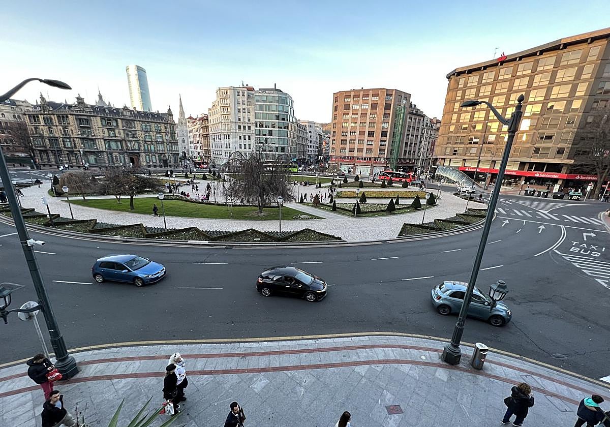 Tráfico en la Plaza Moyúa.