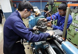 Alumnos de mecanizado durante unas prácticas en una empresa.