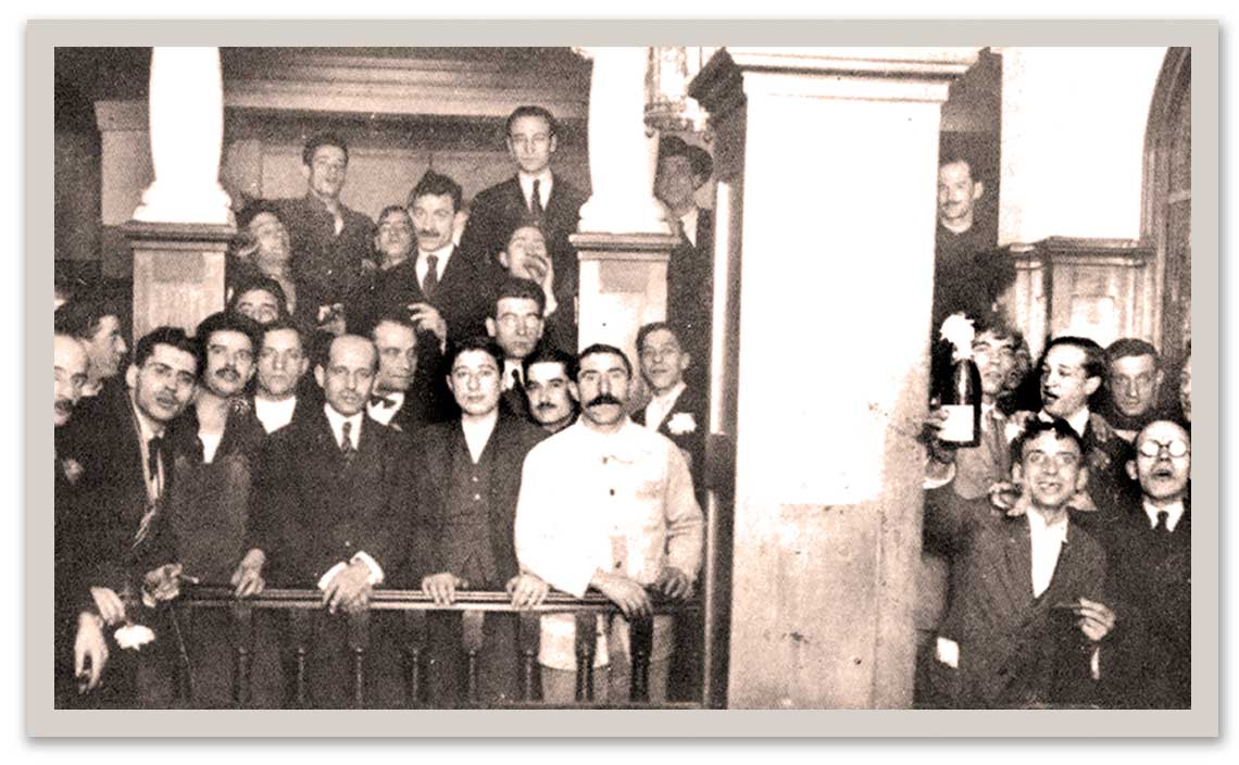 Redacción, Talleres y Administración posan en 1923 junto a la nueva rotativa.