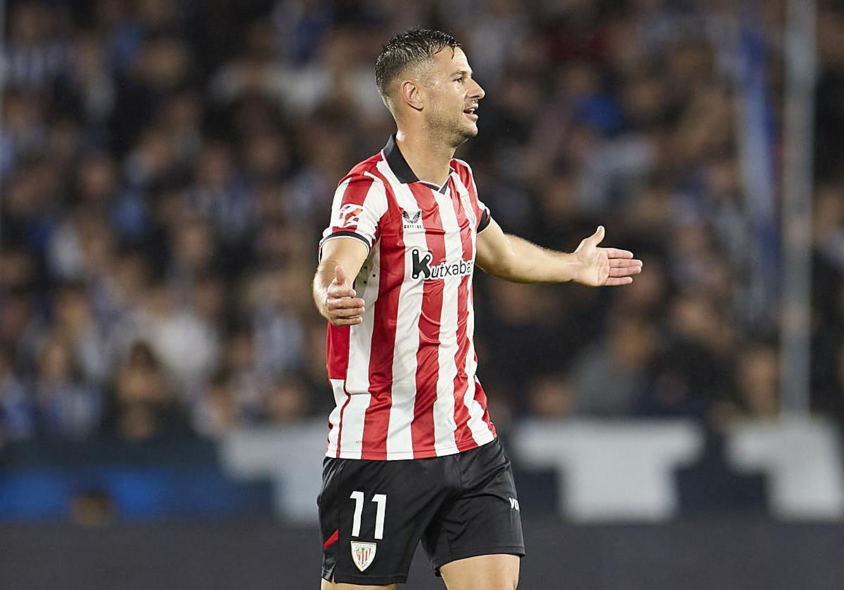 Guruzeta protesta una acción durante el derbi.